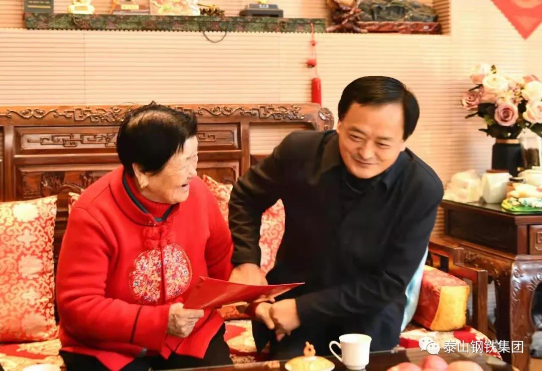 卞文代表市委市政府节前到泰钢看望“齐鲁时代楷模”亲属